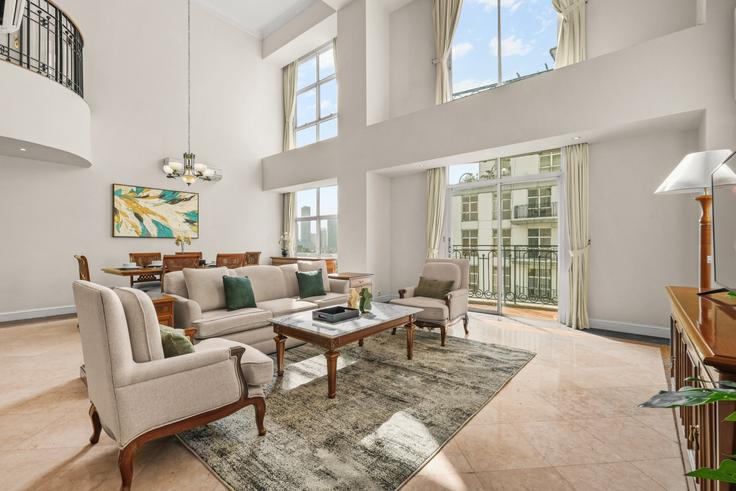 Elegante sala de estar con mobiliario moderno en un apartamento en Building Jalan Pegangsaan Barat - kozystay-1 - 1530205 en Menteng, Central Jakarta City Elegante sala de estar con mobiliario moderno en un apartamento en Building Jalan Pegangsaan Barat - kozystay-1 - 1530205 en Menteng, Central Jakarta City