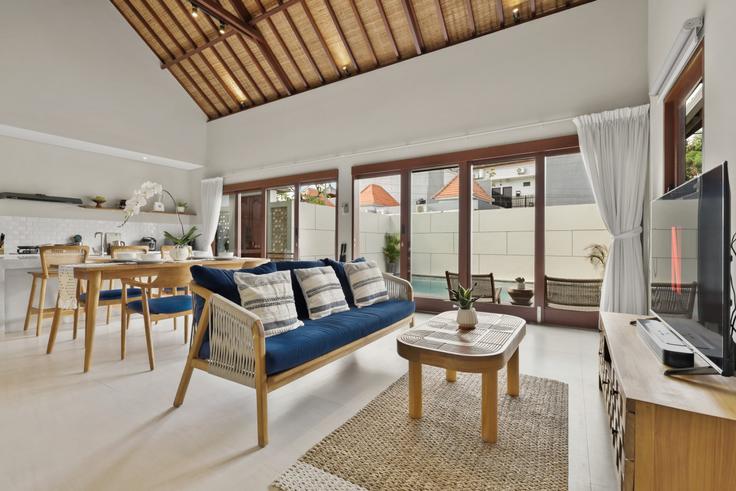 Salle de séjour élégante avec mobilier moderne dans un appartement à Building 94JX+989 - kozystay-1 - 1530214 à Mengwi, Badung Regency