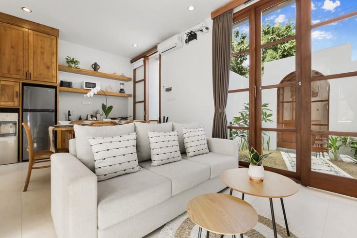 South Kuta, Badung Regency에 위치한 Building 55P2+559 Ungasan - kozystay-1 - 1530216 유닛의 세련된 인테리어가 돋보이는 거실 South Kuta, Badung Regency에 위치한 Building 55P2+559 Ungasan - kozystay-1 - 1530216 유닛의 세련된 인테리어가 돋보이는 거실