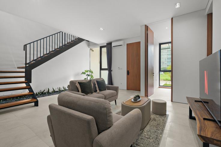 Sala de estar elegantemente projetada com móveis modernos em um apartamento no Building Jalan Industri Dalam - kozystay-1 - 1530221 em Cicendo, Bandung City Sala de estar elegantemente projetada com móveis modernos em um apartamento no Building Jalan Industri Dalam - kozystay-1 - 1530221 em Cicendo, Bandung City