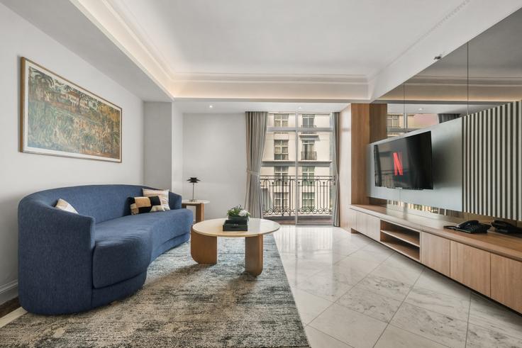 Elegante sala de estar con mobiliario moderno en un apartamento en Building Jalan Pegangsaan Barat - kozystay-1 - 1571346 en Menteng, Central Jakarta City Elegante sala de estar con mobiliario moderno en un apartamento en Building Jalan Pegangsaan Barat - kozystay-1 - 1571346 en Menteng, Central Jakarta City