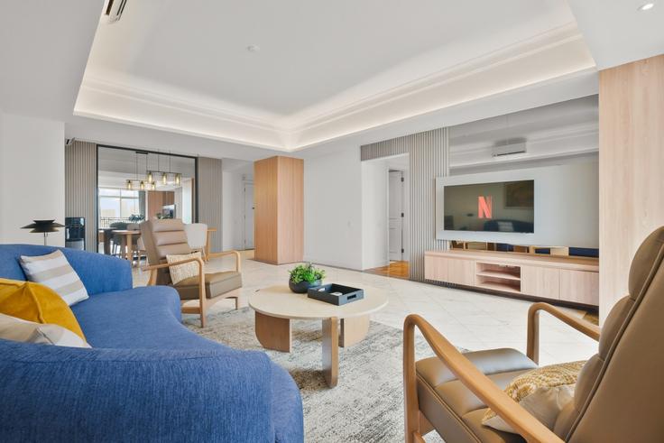 Elegant gestaltetes Wohnzimmer mit moderner Einrichtung in einer Wohnung im Building Jalan Pegangsaan Barat - kozystay-1 - 1571347 in Menteng, Central Jakarta City Elegant gestaltetes Wohnzimmer mit moderner Einrichtung in einer Wohnung im Building Jalan Pegangsaan Barat - kozystay-1 - 1571347 in Menteng, Central Jakarta City
