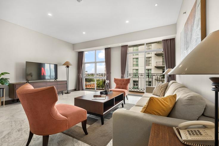 Salle de séjour élégante avec mobilier moderne dans un appartement à Building Jalan Pegangsaan Timur - kozystay-1 - 1586437 à Menteng, Central Jakarta City