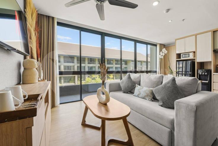 South Kuta, Badung Regency에 위치한 Building Jalan Telaga Waja - kozystay-1 - 1623202 유닛의 세련된 인테리어가 돋보이는 거실 South Kuta, Badung Regency에 위치한 Building Jalan Telaga Waja - kozystay-1 - 1623202 유닛의 세련된 인테리어가 돋보이는 거실