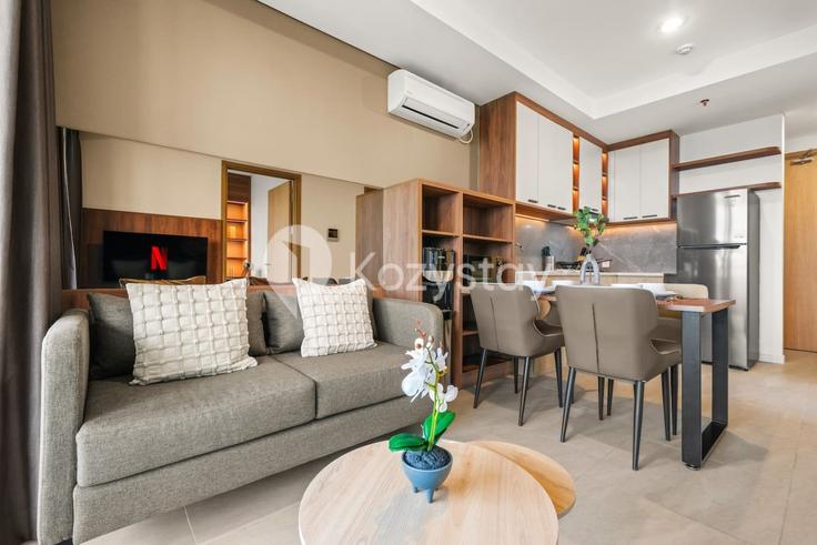 Elegant gestaltetes Wohnzimmer mit moderner Einrichtung in einer Wohnung im Building Jalan Pangeran Antasari - kozystay-1 - 1635988 in Cilandak, South Jakarta City Elegant gestaltetes Wohnzimmer mit moderner Einrichtung in einer Wohnung im Building Jalan Pangeran Antasari - kozystay-1 - 1635988 in Cilandak, South Jakarta City