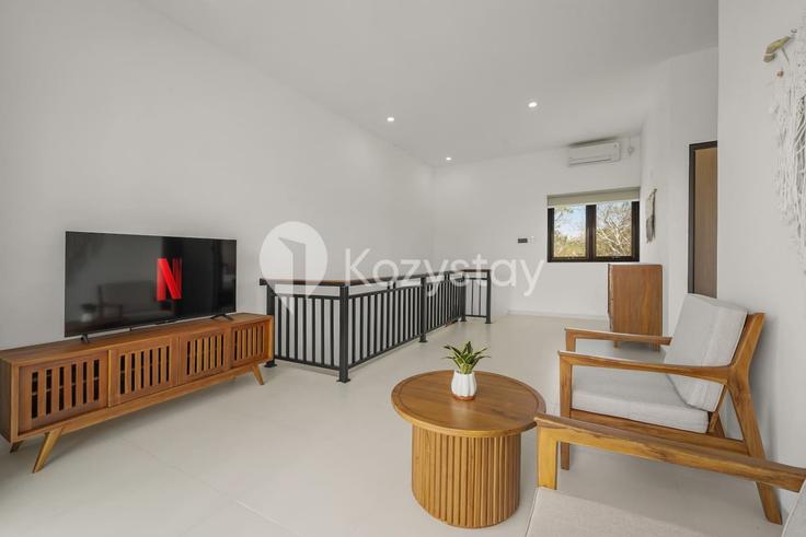 Sala de estar elegantemente projetada com móveis modernos em um apartamento no Building 6637+8QX - kozystay-1 - 1639342 em South Kuta, Badung Regency Sala de estar elegantemente projetada com móveis modernos em um apartamento no Building 6637+8QX - kozystay-1 - 1639342 em South Kuta, Badung Regency