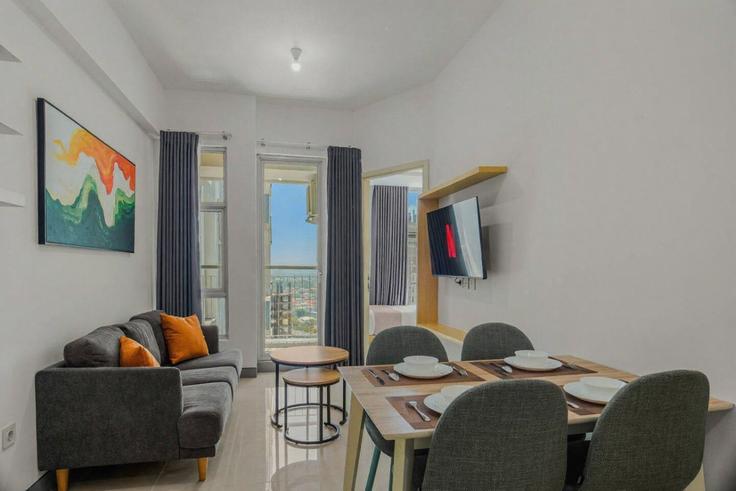 Elegante sala de estar con mobiliario moderno en un apartamento en Building Jalan Mayjend. Jonosewojo - kozystay-1 - 1633093 en Wiyung, Surabaya Elegante sala de estar con mobiliario moderno en un apartamento en Building Jalan Mayjend. Jonosewojo - kozystay-1 - 1633093 en Wiyung, Surabaya