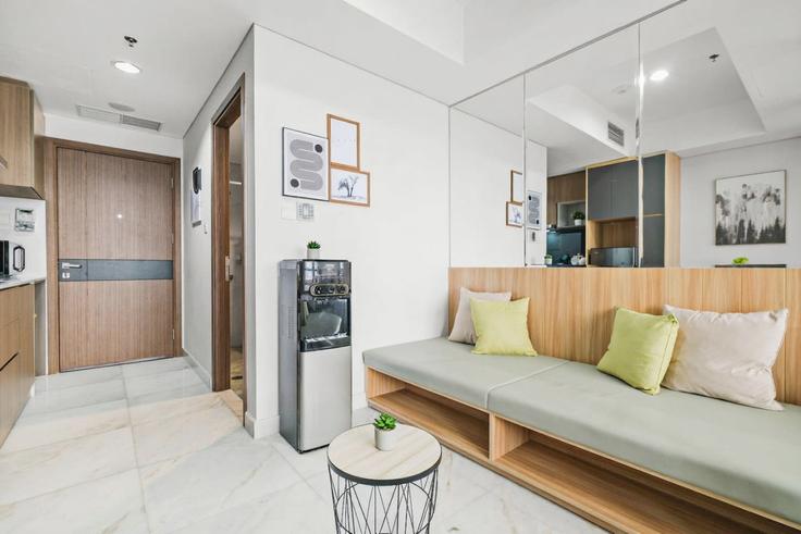 Sala de estar elegantemente projetada com móveis modernos em um apartamento no Building Kunciran - kozystay-1 - 1529638 em Pinang, Tangerang City Sala de estar elegantemente projetada com móveis modernos em um apartamento no Building Kunciran - kozystay-1 - 1529638 em Pinang, Tangerang City