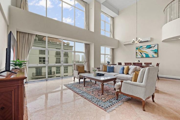 Sala de estar elegantemente projetada com móveis modernos em um apartamento no Building Jalan Pegangsaan Barat - kozystay-1 - 1574086 em Menteng, Central Jakarta City