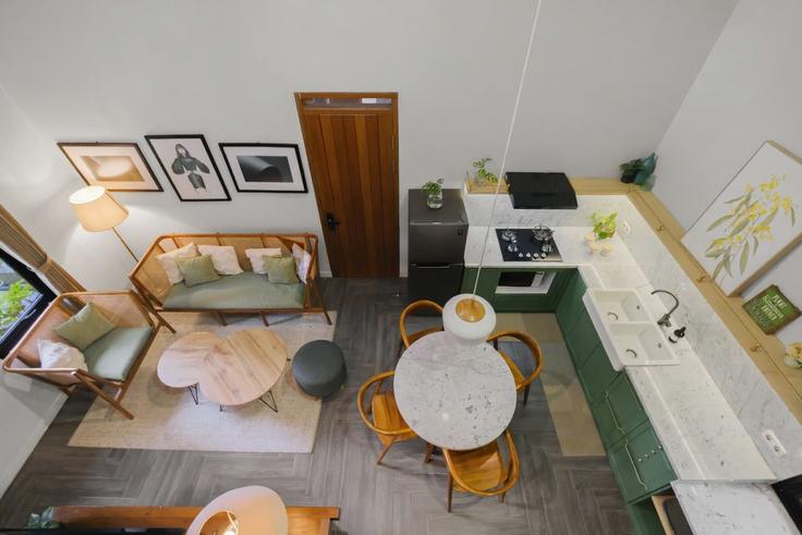 Elegante sala de estar con mobiliario moderno en un apartamento en Building Jalan Palalangon - kozystay-1 - 1529948 en Cimaung, Bandung Regency Elegante sala de estar con mobiliario moderno en un apartamento en Building Jalan Palalangon - kozystay-1 - 1529948 en Cimaung, Bandung Regency