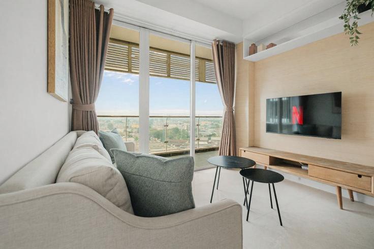 Elegante sala de estar con mobiliario moderno en un apartamento en Building Jalan Industri - kozystay-1 - 1639440 en Cicendo, Bandung City Elegante sala de estar con mobiliario moderno en un apartamento en Building Jalan Industri - kozystay-1 - 1639440 en Cicendo, Bandung City