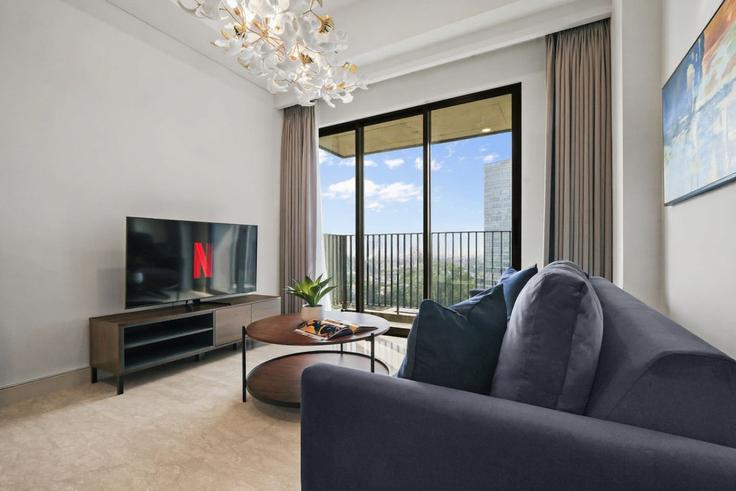 Salle de séjour élégante avec mobilier moderne dans un appartement à Building Jalan Lebak Bulus Raya - kozystay-1 - 1542310 à Cilandak, South Jakarta City Salle de séjour élégante avec mobilier moderne dans un appartement à Building Jalan Lebak Bulus Raya - kozystay-1 - 1542310 à Cilandak, South Jakarta City