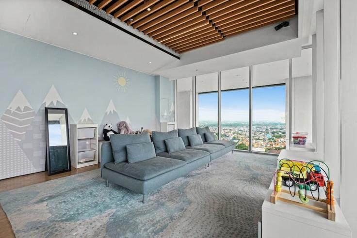 Sala de estar elegantemente projetada com móveis modernos em um apartamento no Building Jalan Jalur Sutera Timur - kozystay-1 - 1529413 em Pinang, Tangerang City Sala de estar elegantemente projetada com móveis modernos em um apartamento no Building Jalan Jalur Sutera Timur - kozystay-1 - 1529413 em Pinang, Tangerang City