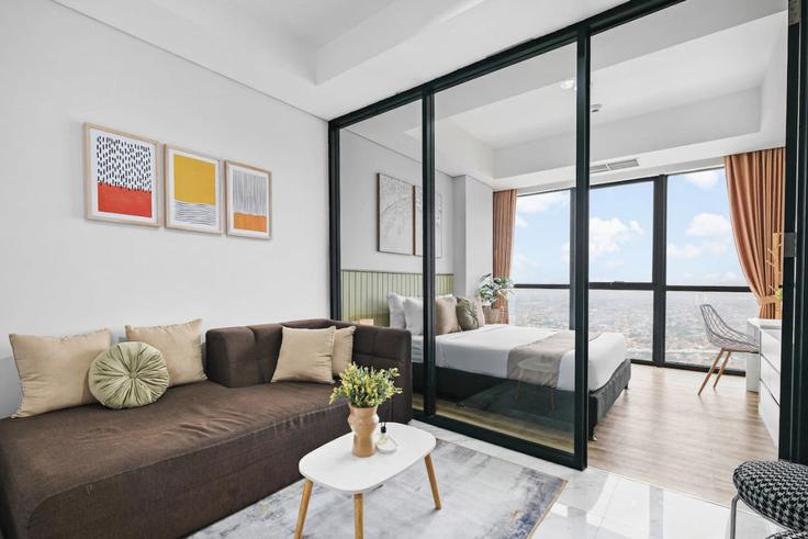 Sala de estar elegantemente projetada com móveis modernos em um apartamento no Building Kunciran - kozystay-1 - 1529509 em Pinang, Tangerang City Sala de estar elegantemente projetada com móveis modernos em um apartamento no Building Kunciran - kozystay-1 - 1529509 em Pinang, Tangerang City