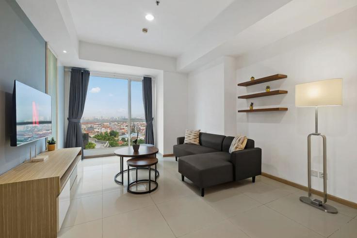 Tebet, South Jakarta City에 위치한 Building Jalan Raya Casablanca - kozystay-1 - 1530223 유닛의 세련된 인테리어가 돋보이는 거실 Tebet, South Jakarta City에 위치한 Building Jalan Raya Casablanca - kozystay-1 - 1530223 유닛의 세련된 인테리어가 돋보이는 거실