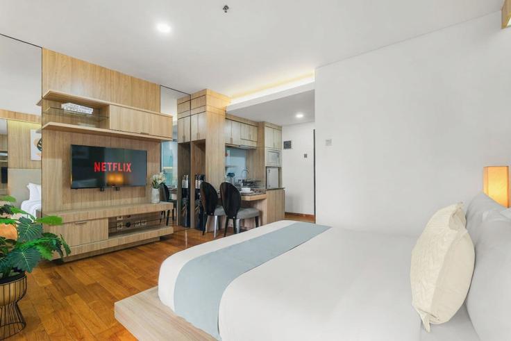 Building Jalan Akri - kozystay-1 - 1529608 adresindeki bir dairede modern mobilyalarla zarif bir şekilde tasarlanmış oturma odası Setiabudi, South Jakarta City