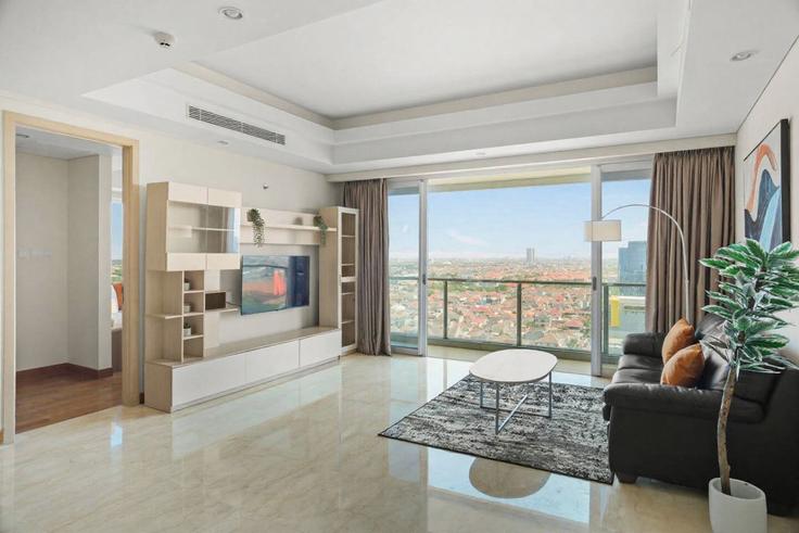 Elegante sala de estar con mobiliario moderno en un apartamento en Building Jalan Raya Kertajaya Indah - kozystay-1 - 1648529 en Mulyorejo, Surabaya