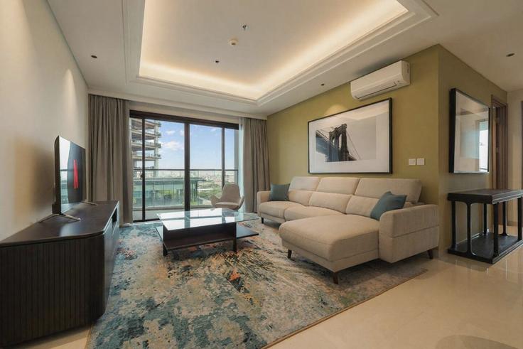 Building Jalan Mayjen HR. Muhammad - kozystay-1 - 1644670 adresindeki bir dairede modern mobilyalarla zarif bir şekilde tasarlanmış oturma odası Sukomanunggal, Surabaya Building Jalan Mayjen HR. Muhammad - kozystay-1 - 1644670 adresindeki bir dairede modern mobilyalarla zarif bir şekilde tasarlanmış oturma odası Sukomanunggal, Surabaya