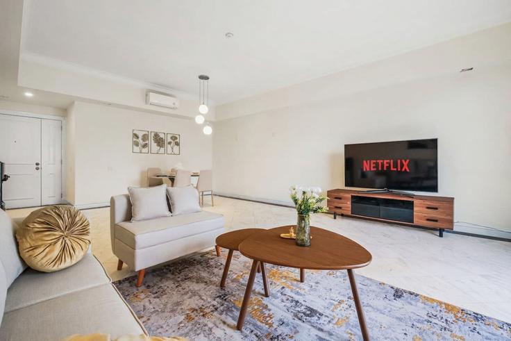 Elegant gestaltetes Wohnzimmer mit moderner Einrichtung in einer Wohnung im Building Jalan Pegangsaan Barat - kozystay-1 - 1529493 in Menteng, Central Jakarta City Elegant gestaltetes Wohnzimmer mit moderner Einrichtung in einer Wohnung im Building Jalan Pegangsaan Barat - kozystay-1 - 1529493 in Menteng, Central Jakarta City