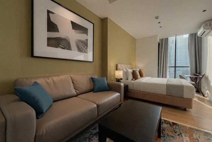 Sala de estar elegantemente projetada com móveis modernos em um apartamento no Building Jalan Mayjen HR. Muhammad - kozystay-1 - 1637100 em Sukomanunggal, Surabaya