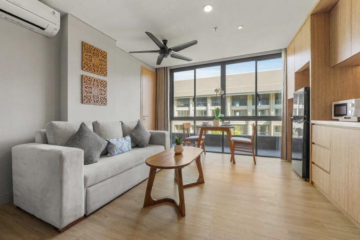 South Kuta, Badung Regency에 위치한 Building Jalan Telaga Waja - kozystay-1 - 1624395 유닛의 세련된 인테리어가 돋보이는 거실 South Kuta, Badung Regency에 위치한 Building Jalan Telaga Waja - kozystay-1 - 1624395 유닛의 세련된 인테리어가 돋보이는 거실