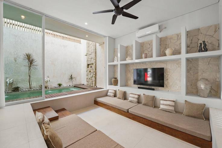 Sala de estar elegantemente projetada com móveis modernos em um apartamento no Building Jalan Goa Gong - kozystay-1 - 1542538 em South Kuta, Badung Regency Sala de estar elegantemente projetada com móveis modernos em um apartamento no Building Jalan Goa Gong - kozystay-1 - 1542538 em South Kuta, Badung Regency