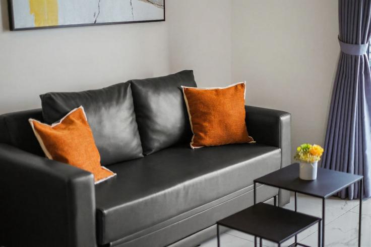 Elegant gestaltetes Wohnzimmer mit moderner Einrichtung in einer Wohnung im Building Jalur Sutera Blvd - kozystay-1 - 1621728 in Pinang, Tangerang City Elegant gestaltetes Wohnzimmer mit moderner Einrichtung in einer Wohnung im Building Jalur Sutera Blvd - kozystay-1 - 1621728 in Pinang, Tangerang City