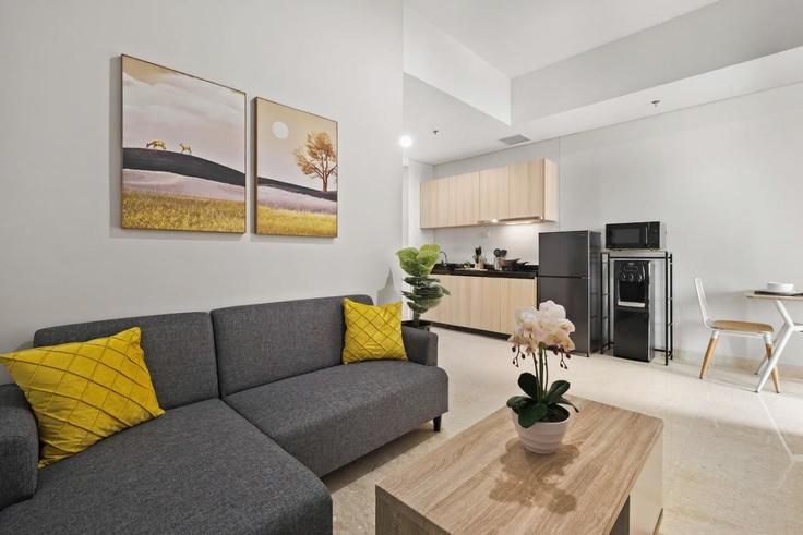 Salle de séjour élégante avec mobilier moderne dans un appartement à Building Jalan Raya Tanjung Barat - kozystay-1 - 1529958 à Jagakarsa, South Jakarta City Salle de séjour élégante avec mobilier moderne dans un appartement à Building Jalan Raya Tanjung Barat - kozystay-1 - 1529958 à Jagakarsa, South Jakarta City