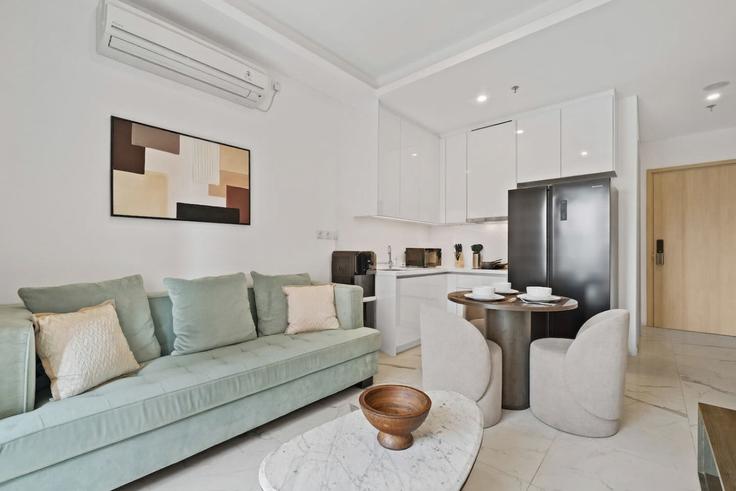 Salle de séjour élégante avec mobilier moderne dans un appartement à Building Jalan Makmur - kozystay-1 - 1529930 à Cilandak, South Jakarta City Salle de séjour élégante avec mobilier moderne dans un appartement à Building Jalan Makmur - kozystay-1 - 1529930 à Cilandak, South Jakarta City