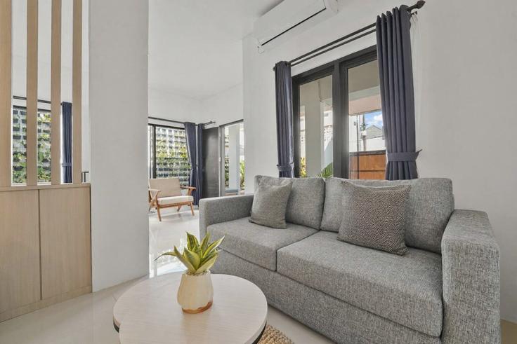 Elegant gestaltetes Wohnzimmer mit moderner Einrichtung in einer Wohnung im Building Perum. Pondok Kampial Permai - kozystay-1 - 1621287 in South Kuta, Badung Regency Elegant gestaltetes Wohnzimmer mit moderner Einrichtung in einer Wohnung im Building Perum. Pondok Kampial Permai - kozystay-1 - 1621287 in South Kuta, Badung Regency