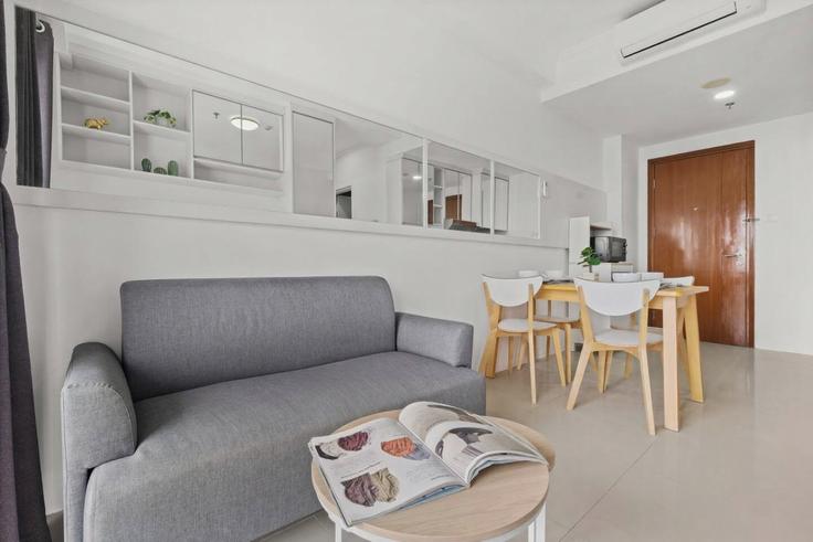 Salle de séjour élégante avec mobilier moderne dans un appartement à Building Jalan Letjen M.T. Haryono - kozystay-1 - 1530161 à East Jakarta, Jakarta Salle de séjour élégante avec mobilier moderne dans un appartement à Building Jalan Letjen M.T. Haryono - kozystay-1 - 1530161 à East Jakarta, Jakarta