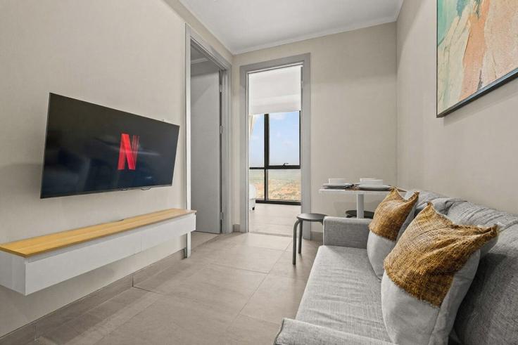 Salle de séjour élégante avec mobilier moderne dans un appartement à Building Jalan Kota Baru Bandar Kemayoran - kozystay-1 - 1694751 à Pademangan, North Jakarta City Salle de séjour élégante avec mobilier moderne dans un appartement à Building Jalan Kota Baru Bandar Kemayoran - kozystay-1 - 1694751 à Pademangan, North Jakarta City