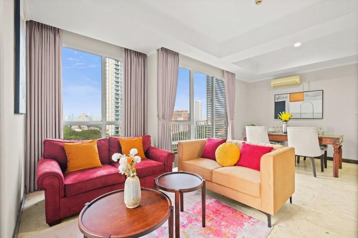 South Jakarta City Kebayoran BaruのBuilding Jalan Darmawangsa-X - kozystay-1 - 1529695のアパートメントにある、モダンな家具を備えたエレガントなデザインのリビングルーム South Jakarta City Kebayoran BaruのBuilding Jalan Darmawangsa-X - kozystay-1 - 1529695のアパートメントにある、モダンな家具を備えたエレガントなデザインのリビングルーム