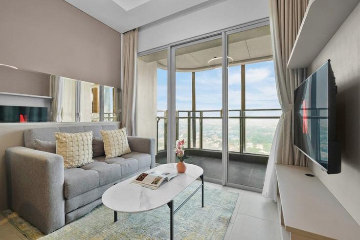 Elegante sala de estar con mobiliario moderno en un apartamento en Building Jalan Pangeran Antasari - kozystay-1 - 1580232 en Cilandak, South Jakarta City Elegante sala de estar con mobiliario moderno en un apartamento en Building Jalan Pangeran Antasari - kozystay-1 - 1580232 en Cilandak, South Jakarta City