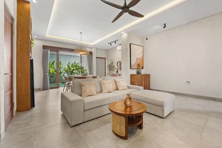 Sala de estar elegantemente projetada com móveis modernos em um apartamento no Building Jalan Nirmala Indah - kozystay-1 - 1638509 em South Kuta, Badung Regency Sala de estar elegantemente projetada com móveis modernos em um apartamento no Building Jalan Nirmala Indah - kozystay-1 - 1638509 em South Kuta, Badung Regency