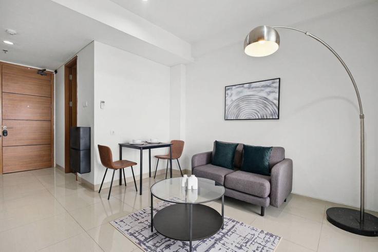 Sala de estar elegantemente projetada com móveis modernos em um apartamento no Building Jalan Sangkuriang - kozystay-1 - 1530085 em Coblong, Bandung City