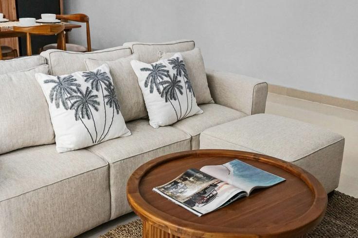 Building Jalan Kuwum Ⅱ - kozystay-1 - 1529699 adresindeki bir dairede modern mobilyalarla zarif bir şekilde tasarlanmış oturma odası Kuta Utara, Badung Regency Building Jalan Kuwum Ⅱ - kozystay-1 - 1529699 adresindeki bir dairede modern mobilyalarla zarif bir şekilde tasarlanmış oturma odası Kuta Utara, Badung Regency