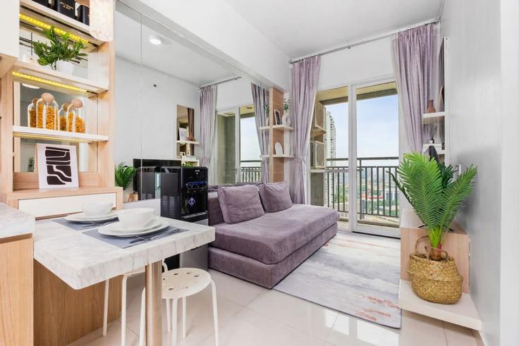 Elegante sala de estar con mobiliario moderno en un apartamento en Building Jalan Tanjung Duren Timur 2 - kozystay-1 - 1529361 en Grogol petamburan, West Jakarta City Elegante sala de estar con mobiliario moderno en un apartamento en Building Jalan Tanjung Duren Timur 2 - kozystay-1 - 1529361 en Grogol petamburan, West Jakarta City