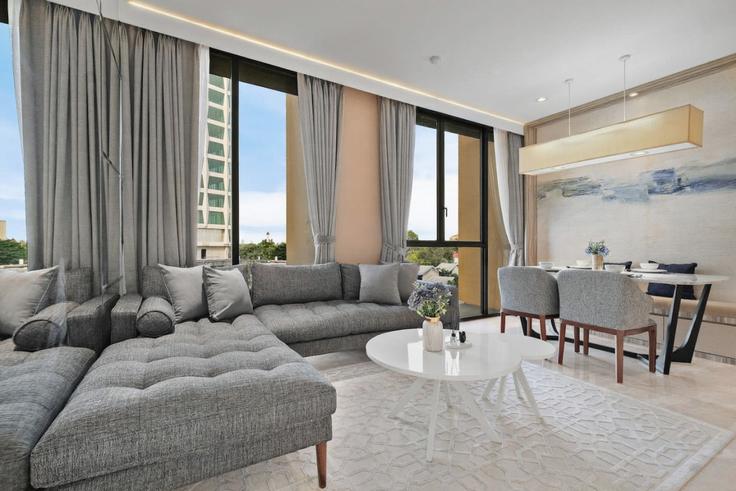 Elegante sala de estar con mobiliario moderno en un apartamento en Building TOWER C - kozystay-1 - 1529491 en Cilandak, South Jakarta City Elegante sala de estar con mobiliario moderno en un apartamento en Building TOWER C - kozystay-1 - 1529491 en Cilandak, South Jakarta City