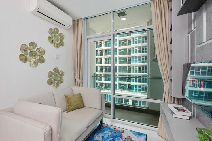 Serpong Utara, South Tangerang City에 위치한 Building Jalan Alam Sutera Boulevard - kozystay-1 - 1529416 유닛의 세련된 인테리어가 돋보이는 거실 Serpong Utara, South Tangerang City에 위치한 Building Jalan Alam Sutera Boulevard - kozystay-1 - 1529416 유닛의 세련된 인테리어가 돋보이는 거실