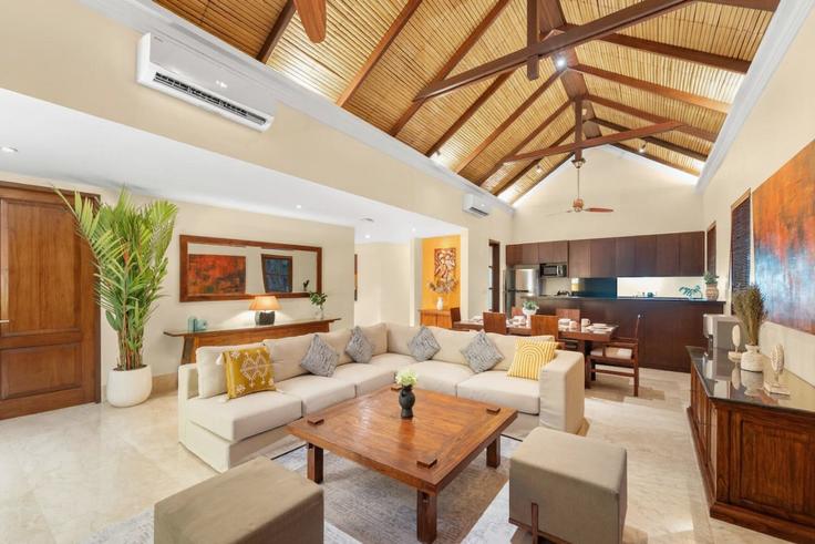 Sala de estar elegantemente projetada com móveis modernos em um apartamento no Building 5542+8Q6 - kozystay-1 - 1529559 em South Kuta, Badung Regency Sala de estar elegantemente projetada com móveis modernos em um apartamento no Building 5542+8Q6 - kozystay-1 - 1529559 em South Kuta, Badung Regency