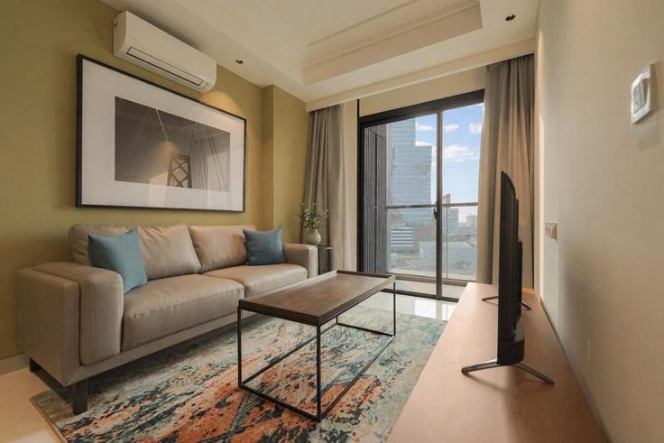 Sala de estar elegantemente projetada com móveis modernos em um apartamento no Building Jalan Mayjen HR. Muhammad - kozystay-1 - 1637110 em Sukomanunggal, Surabaya