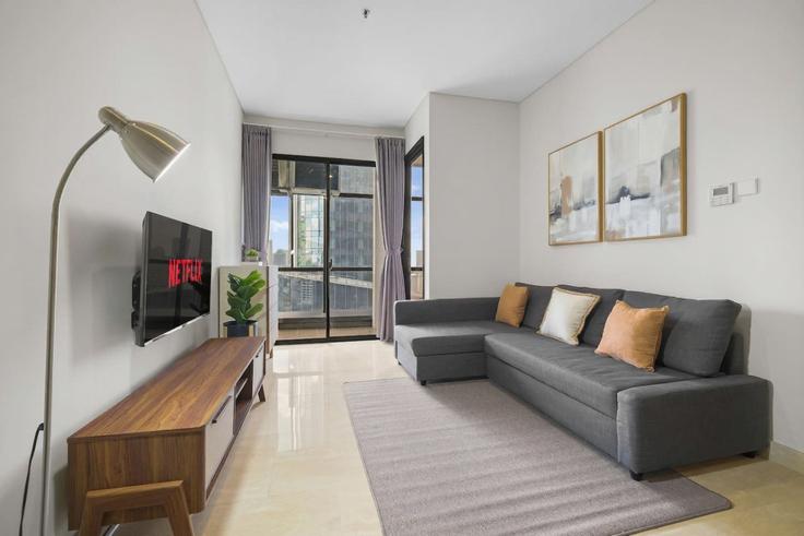 Building Jalan Jenderal Sudirman - kozystay-1 - 1529764 adresindeki bir dairede modern mobilyalarla zarif bir şekilde tasarlanmış oturma odası Tanah Abang, Central Jakarta City