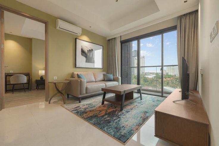 Sala de estar elegantemente projetada com móveis modernos em um apartamento no Building Jalan Mayjen HR. Muhammad - kozystay-1 - 1637106 em Sukomanunggal, Surabaya