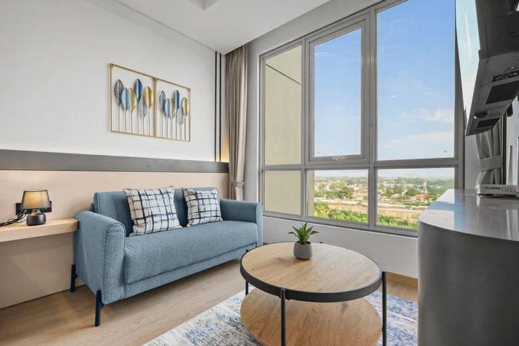 Elegante sala de estar con mobiliario moderno en un apartamento en Building Jalan Pangeran Antasari - kozystay-1 - 1591322 en Cilandak, South Jakarta City Elegante sala de estar con mobiliario moderno en un apartamento en Building Jalan Pangeran Antasari - kozystay-1 - 1591322 en Cilandak, South Jakarta City