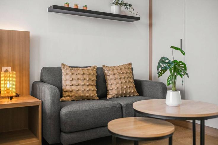 Elegant gestaltetes Wohnzimmer mit moderner Einrichtung in einer Wohnung im Building Jalan Pangeran Antasari - kozystay-1 - 1548927 in Cilandak, South Jakarta City Elegant gestaltetes Wohnzimmer mit moderner Einrichtung in einer Wohnung im Building Jalan Pangeran Antasari - kozystay-1 - 1548927 in Cilandak, South Jakarta City