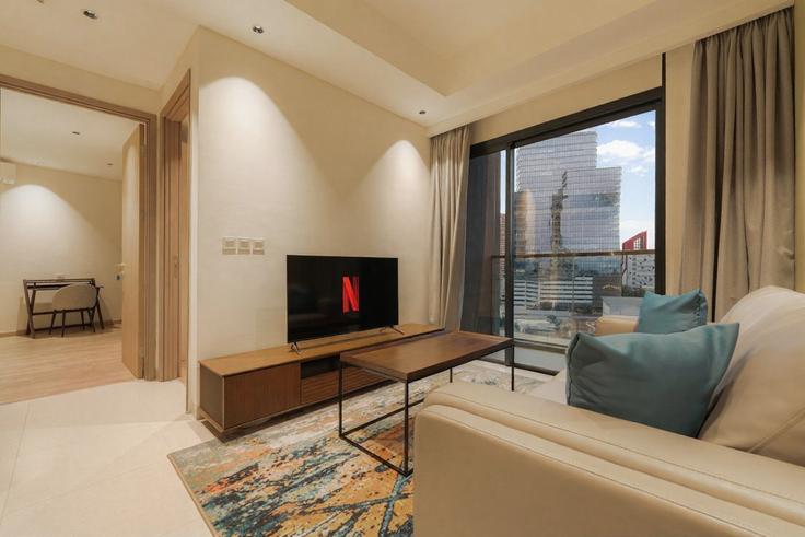 Sala de estar elegantemente projetada com móveis modernos em um apartamento no Building Jalan Mayjen HR. Muhammad - kozystay-1 - 1637103 em Sukomanunggal, Surabaya