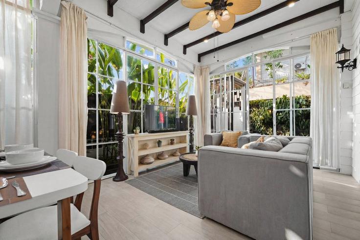 Salle de séjour élégante avec mobilier moderne dans un appartement à Building Gang Jalak 17B - kozystay-1 - 1695311 à Kuta Utara, Kuta Utara Salle de séjour élégante avec mobilier moderne dans un appartement à Building Gang Jalak 17B - kozystay-1 - 1695311 à Kuta Utara, Kuta Utara