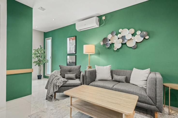 Sala de estar elegantemente projetada com móveis modernos em um apartamento no Building Jalan Asia Afrika - kozystay-1 - 1529462 em Lengkong, Bandung City Sala de estar elegantemente projetada com móveis modernos em um apartamento no Building Jalan Asia Afrika - kozystay-1 - 1529462 em Lengkong, Bandung City