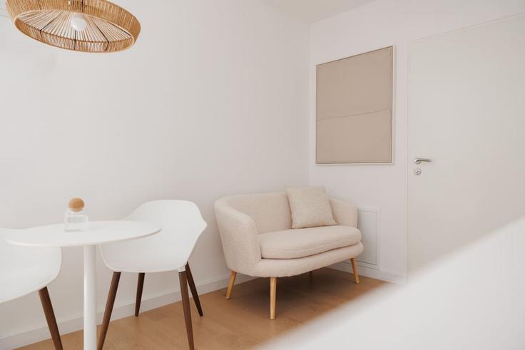 Vienna, Vienna에 위치한 Building Wallensteinstraße - kpa-immobilien-gmbh - 1255954 - VIE 아파트의 세련된 인테리어가 돋보이는 거실